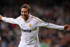 反败为胜引发热议！，德约科维奇在西班牙队比赛中表现优异全场沸腾不已