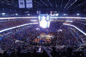 乐鱼体育-重返赛场引发热议！字母哥在老鹰比赛中出色发挥赛场气氛高涨