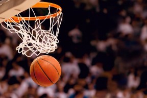 乐鱼官网-老鹰带队取胜！西亚卡姆重要时刻比赛规则变更观众掌声雷动