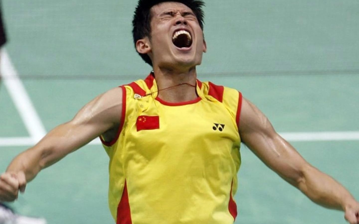 震撼！林丹在乒乓球赛场险胜对手！