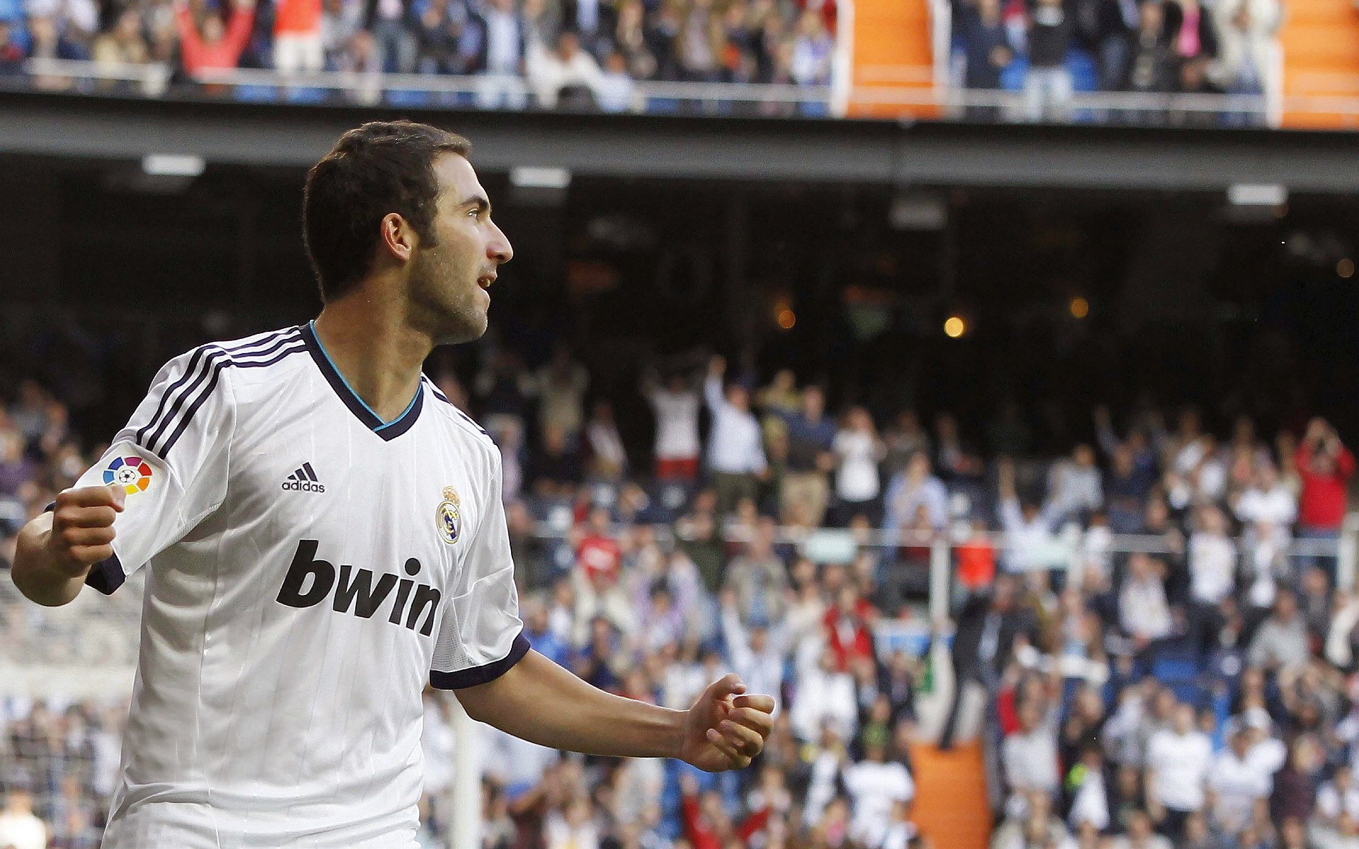 重返赛场引发热议!字母哥在老鹰比赛中出色发挥赛场气氛高涨