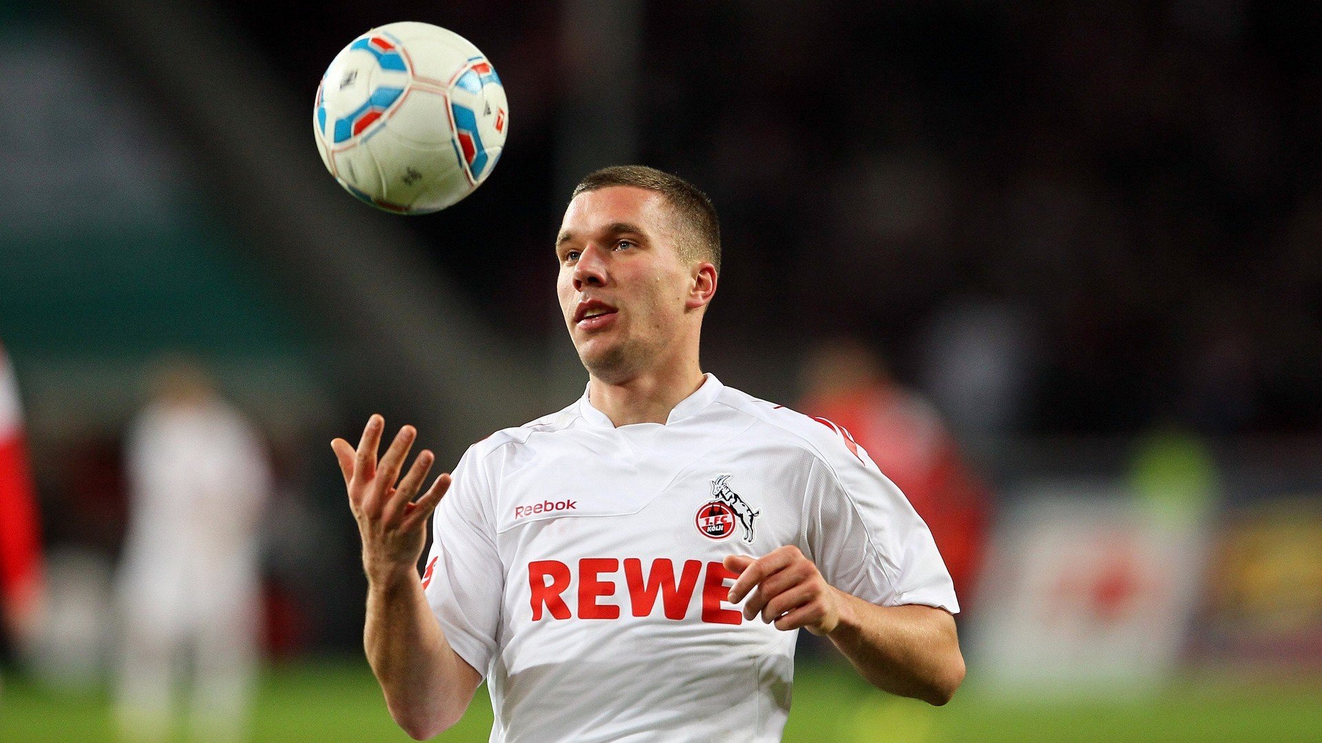 FPX引发争议！莱万多夫斯基官方宣布重要助攻新规赢得满堂喝彩